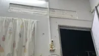 Sofi eksib di depan pintu kos